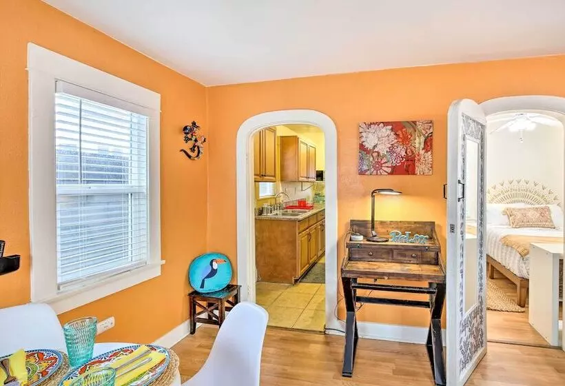 8 Mi To Aquarium: Long Beach Bungalow W/ Patio!