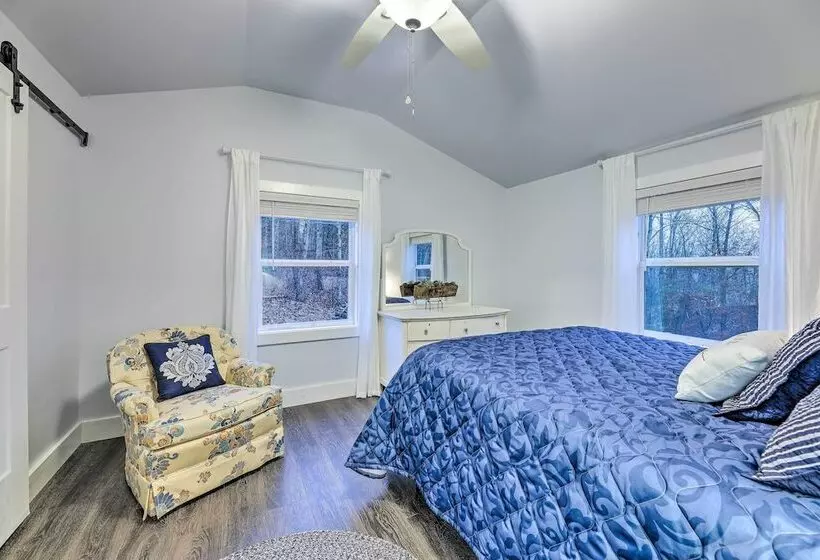 Ewing Cottage Escape W/ Deck & Fire Pit!