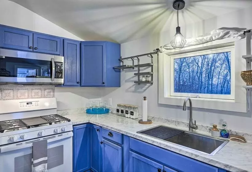 Ewing Cottage Escape W/ Deck & Fire Pit!
