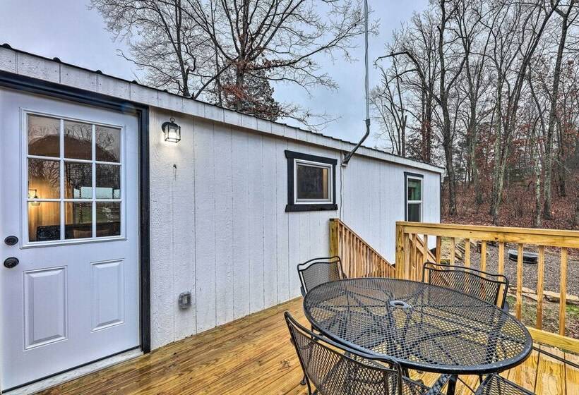 Ewing Cottage Escape W/ Deck & Fire Pit!