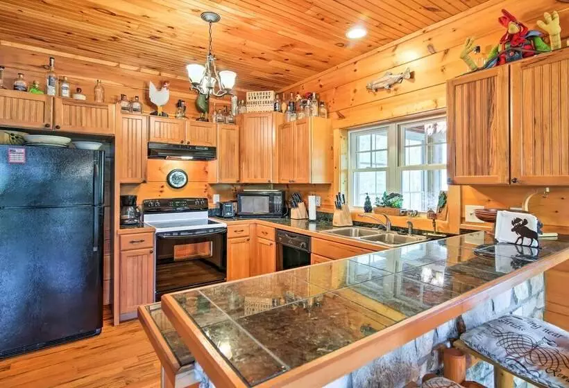 Lakefront South Carolina Abode W/ Deck & Boat Dock