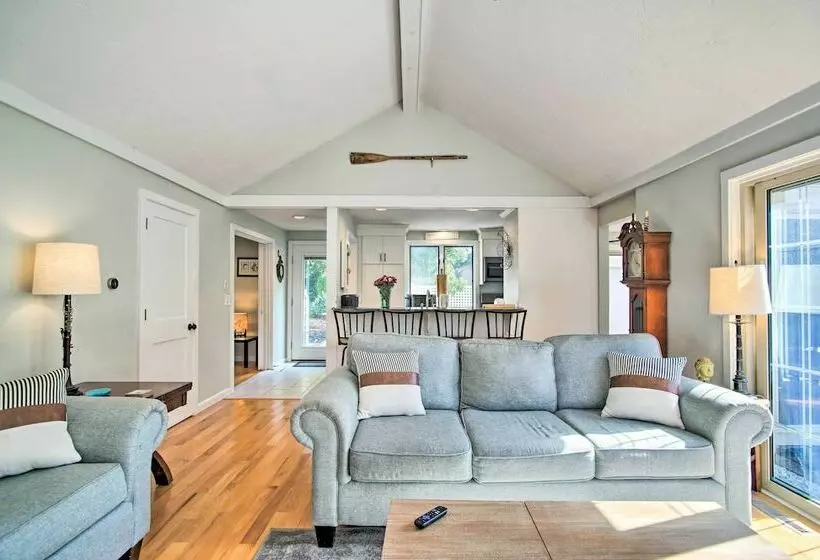 2 Mi To South Cape Beach State Park: Home W/ Yard!