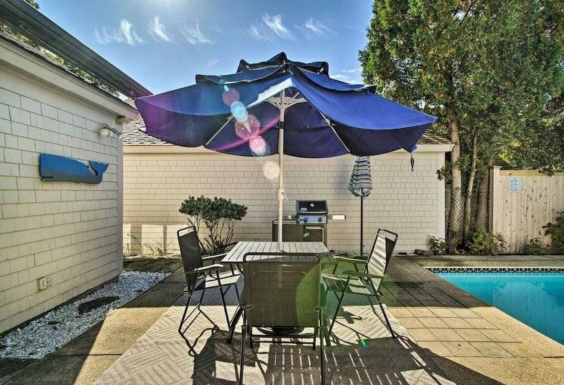 2 Mi To South Cape Beach State Park: Home W/ Yard!