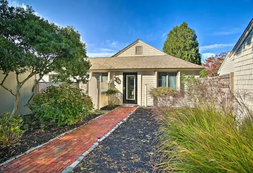 2 Mi To South Cape Beach State Park: Home W/ Yard!