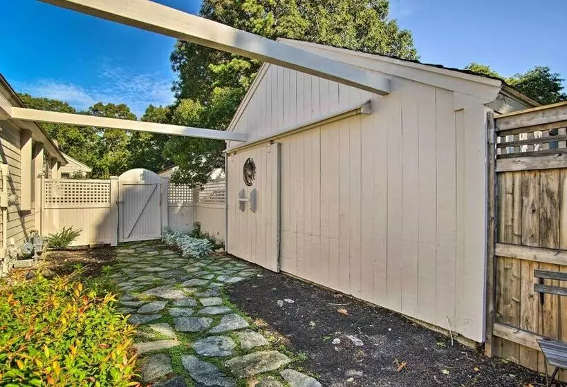 2 Mi To South Cape Beach State Park: Home W/ Yard!