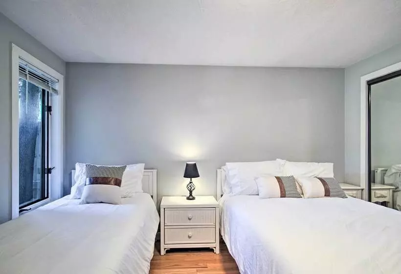 2 Mi To South Cape Beach State Park: Home W/ Yard!