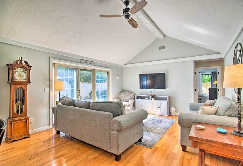 2 Mi To South Cape Beach State Park: Home W/ Yard!