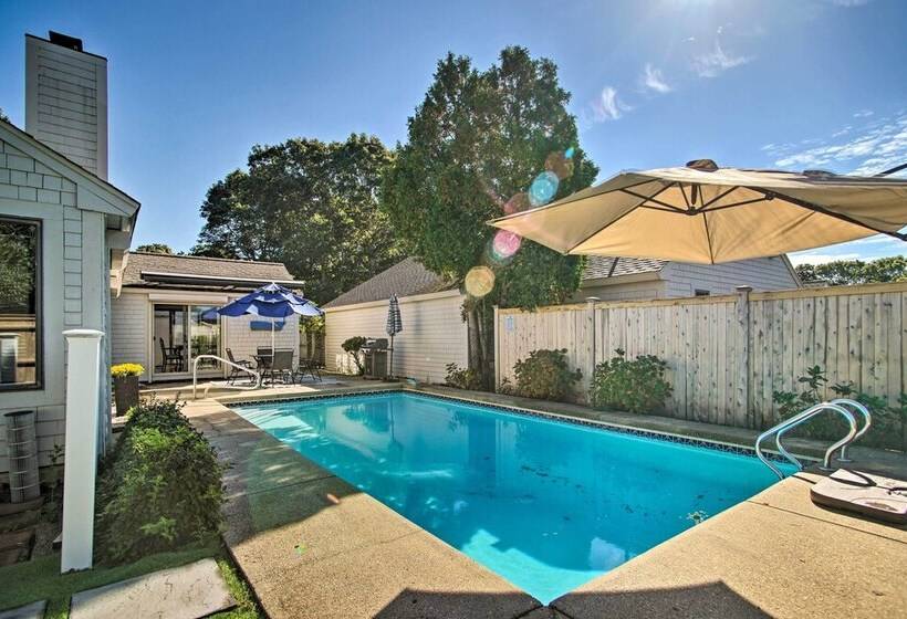 2 Mi To South Cape Beach State Park: Home W/ Yard!