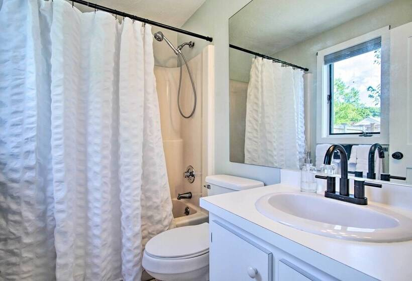 2 Mi To South Cape Beach State Park: Home W/ Yard!