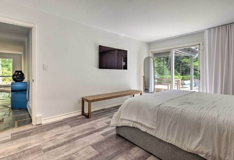 Modern Hampton Bays Home W/ Outdoor Pool!
