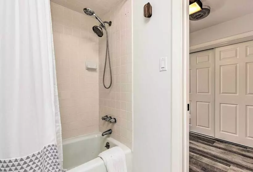 Modern Hampton Bays Home W/ Outdoor Pool!