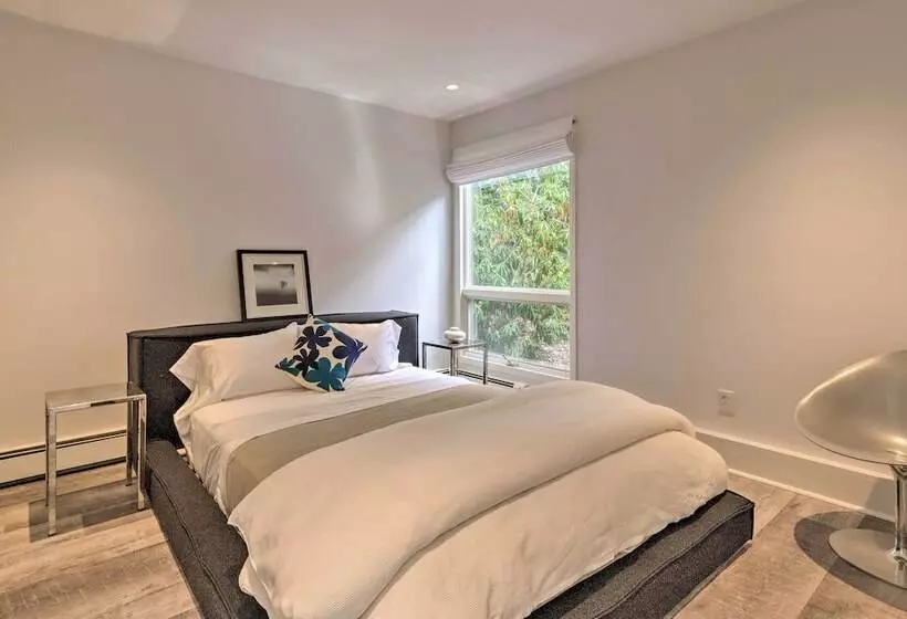Modern Hampton Bays Home W/ Outdoor Pool!