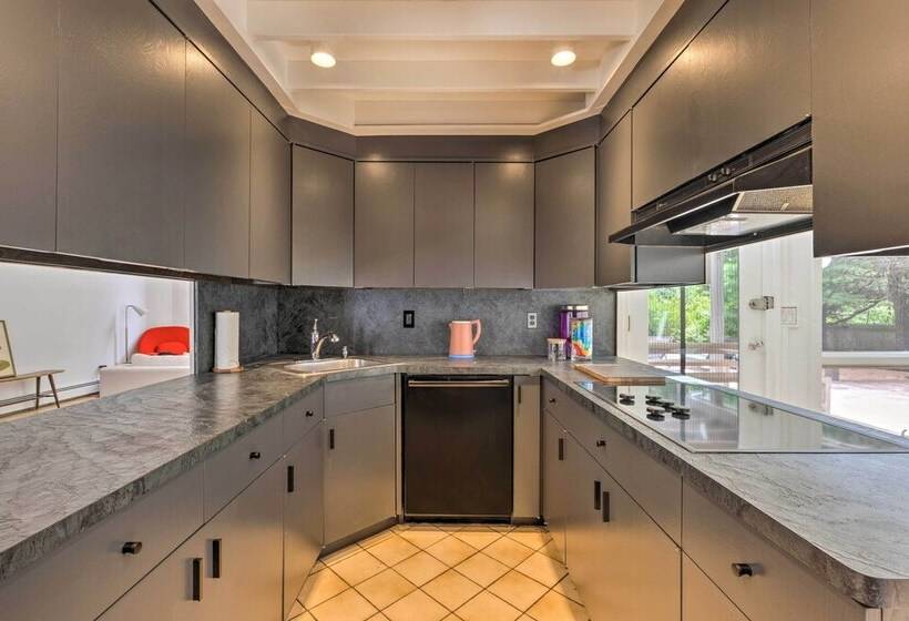 Modern Hampton Bays Home W/ Outdoor Pool!