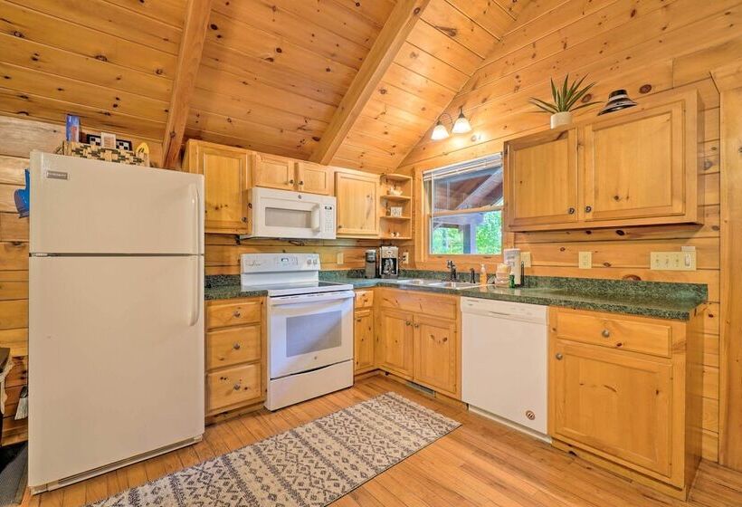 Mountain Dream Cabin  W/ Deck, 7 Mi To Gatlinburg