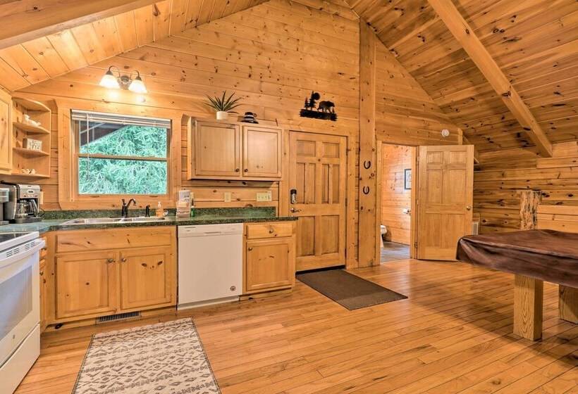 Mountain Dream Cabin  W/ Deck, 7 Mi To Gatlinburg
