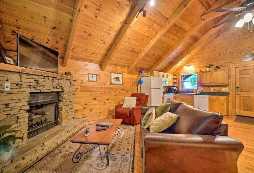 Mountain Dream Cabin  W/ Deck, 7 Mi To Gatlinburg