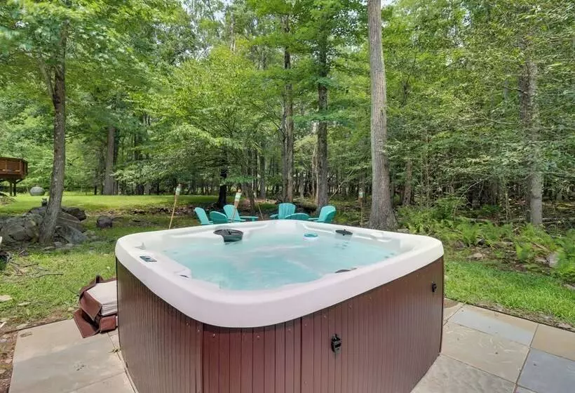 Pet Friendly Pocono Lake Oasis W/ Game Room!