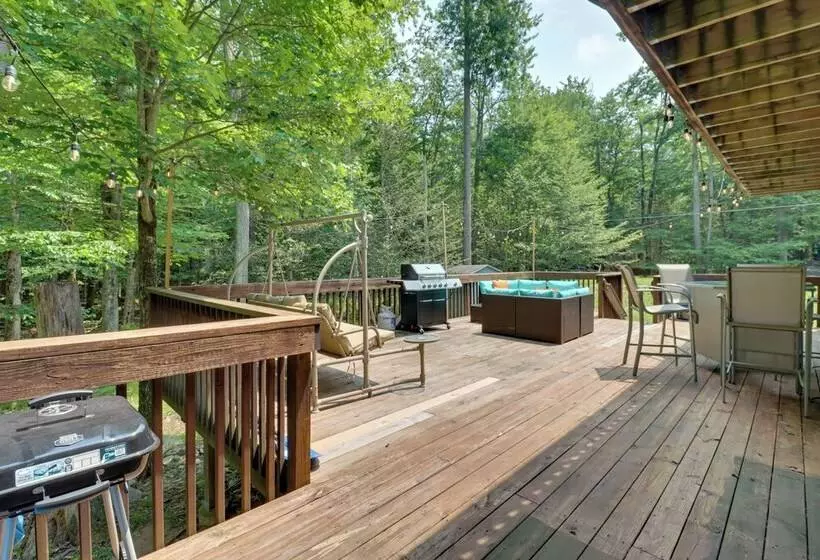 Pet Friendly Pocono Lake Oasis W/ Game Room!