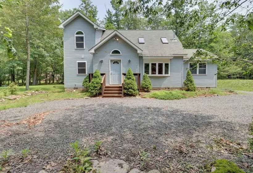 Pet Friendly Pocono Lake Oasis W/ Game Room!