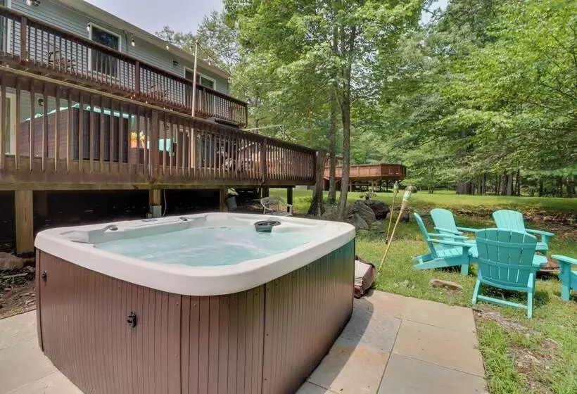 Pet Friendly Pocono Lake Oasis W/ Game Room!