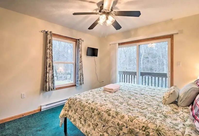 Pet Friendly Pocono Lake Oasis W/ Game Room!