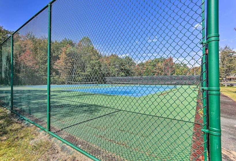 Pet Friendly Pocono Lake Oasis W/ Game Room!