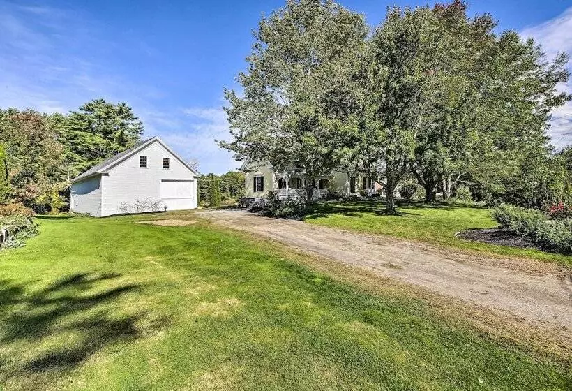 On Site Pond: Spacious Family Home In Jefferson!