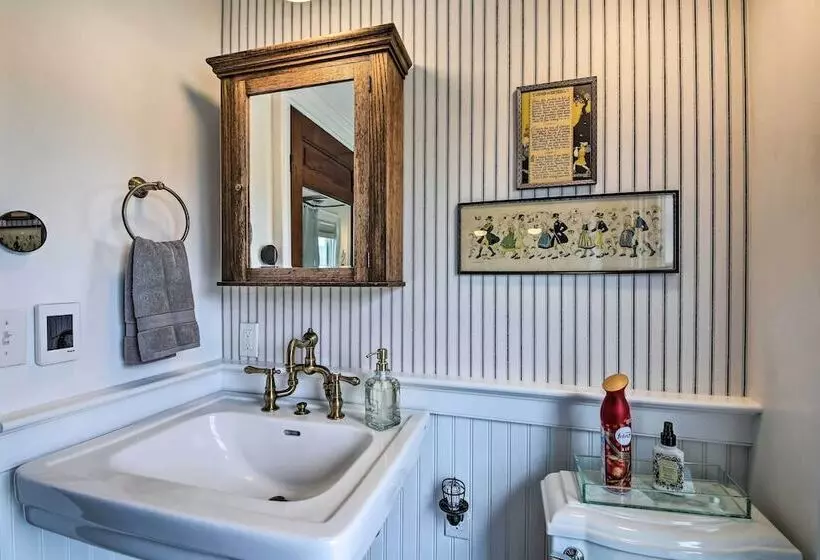 On Site Pond: Spacious Family Home In Jefferson!