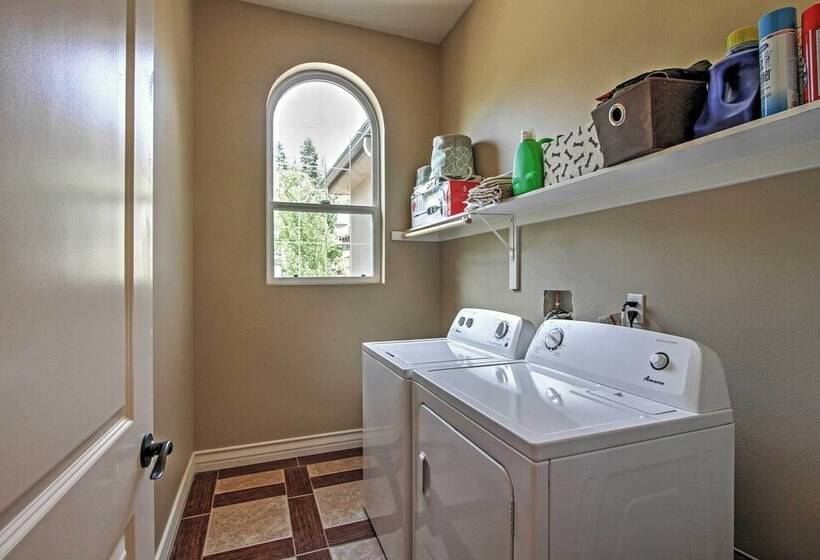 Roomy Home W/ Deck, 5 Mi To Lake Arrowhead Village