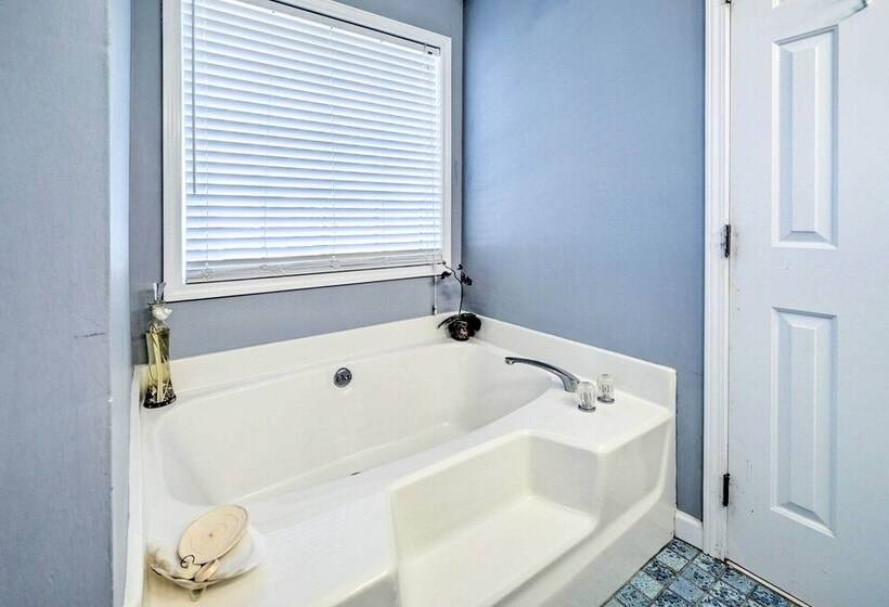 Spacious North Topsail Family Home With 2 Decks