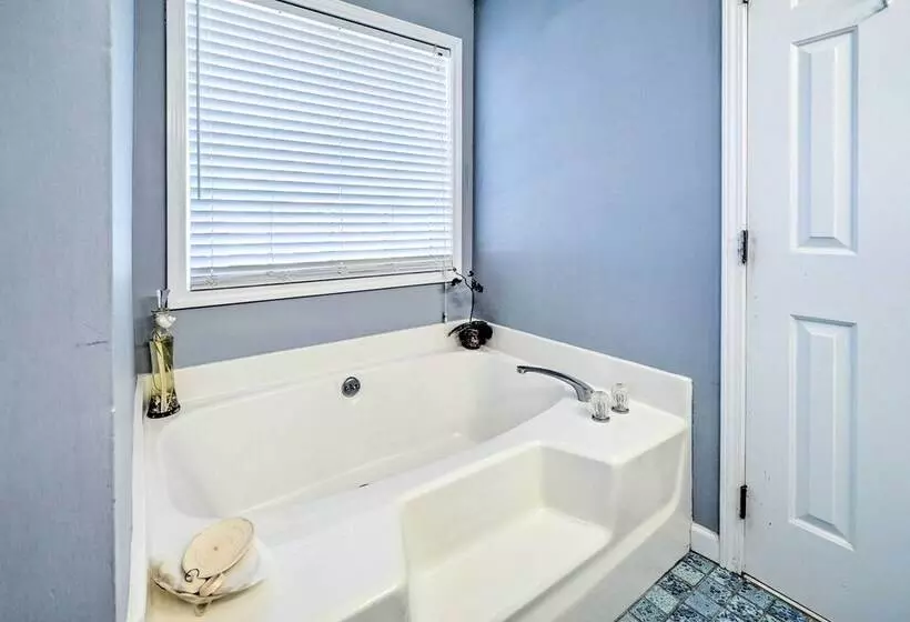 Spacious North Topsail Family Home With 2 Decks