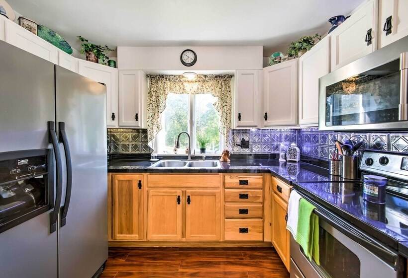 Spacious Retreat W/ Pool ~ 2 Mi To Hershey Park!