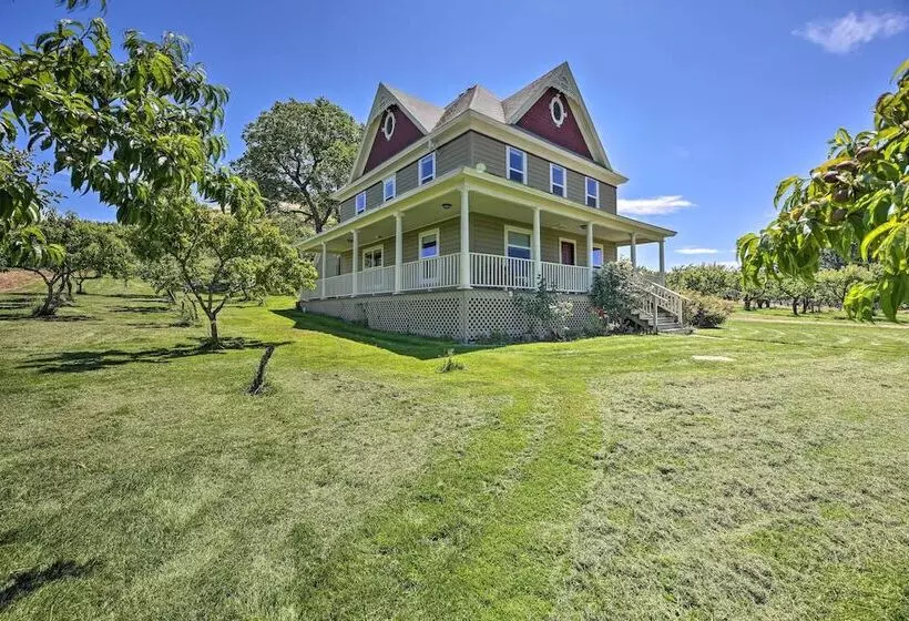 Storybook Glade Historical Homestead W/ Views!