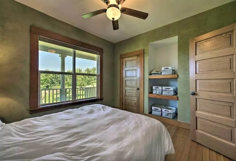 Storybook Glade Historical Homestead W/ Views!