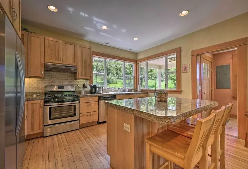 Storybook Glade Historical Homestead W/ Views!