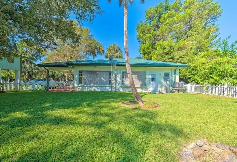 Sunny Home In Yankeetown W/ Lanai & Backyard!