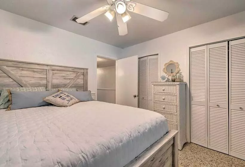 Sunny Home In Yankeetown W/ Lanai & Backyard!
