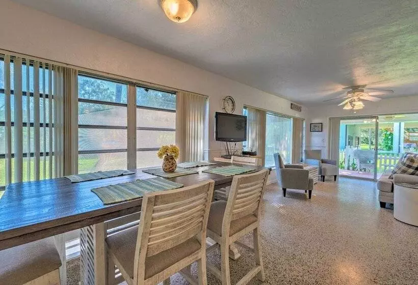 Sunny Home In Yankeetown W/ Lanai & Backyard!