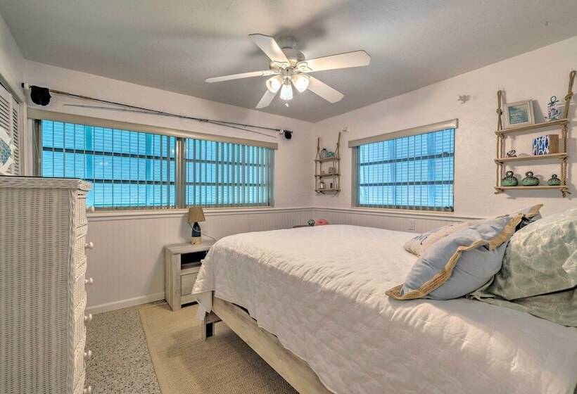 Sunny Home In Yankeetown W/ Lanai & Backyard!