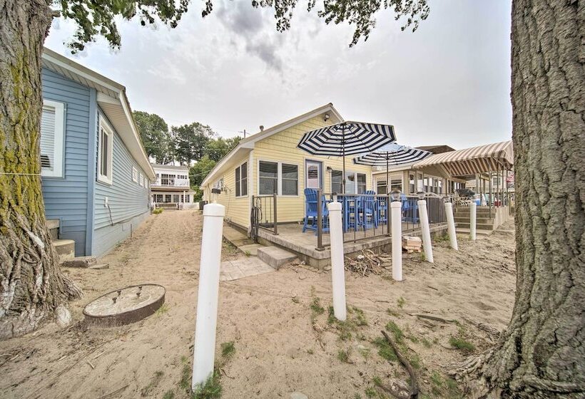 Waterfront Lake Erie Cottage Near Presque Isle!