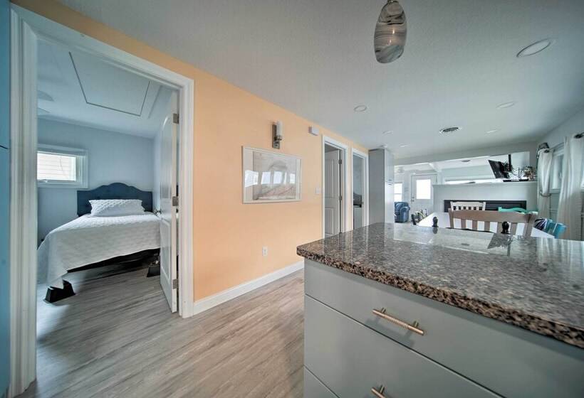 Waterfront Lake Erie Cottage Near Presque Isle!