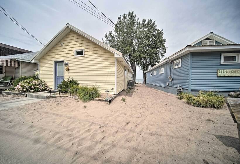 Waterfront Lake Erie Cottage Near Presque Isle!