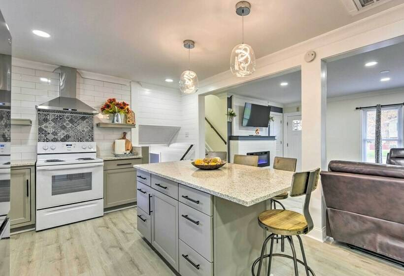 Updated Charlotte Home W/ Yard, Fire Pit!