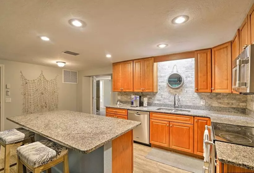 Updated Rustic Yankeetown Home W/ Lanai & Dock