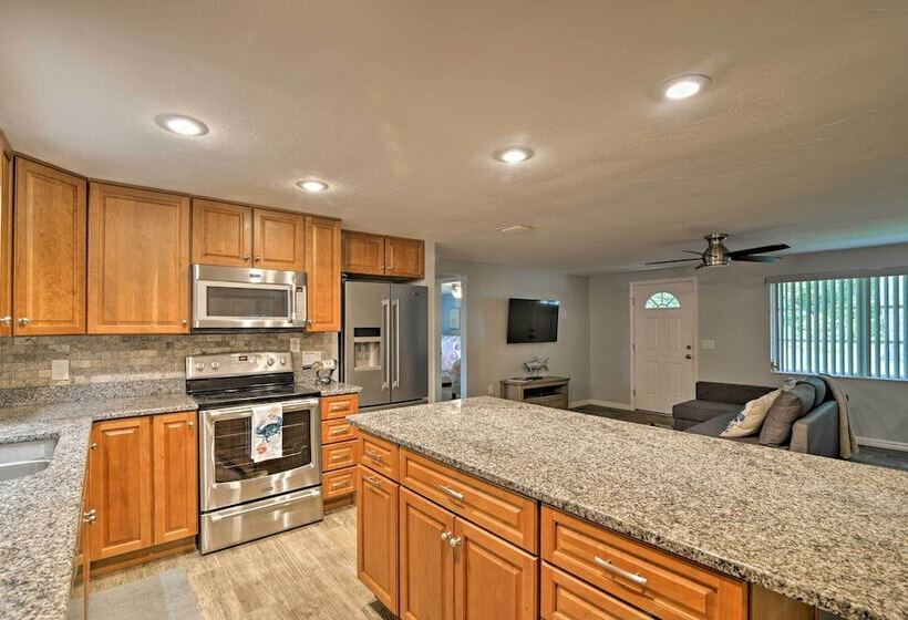 Updated Rustic Yankeetown Home W/ Lanai & Dock