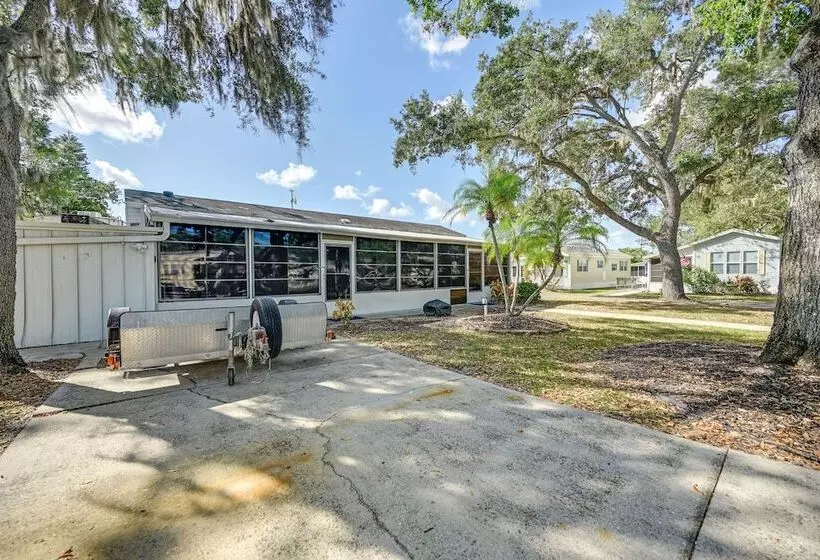 Bright Home: Pool Access & Screened In Porch!