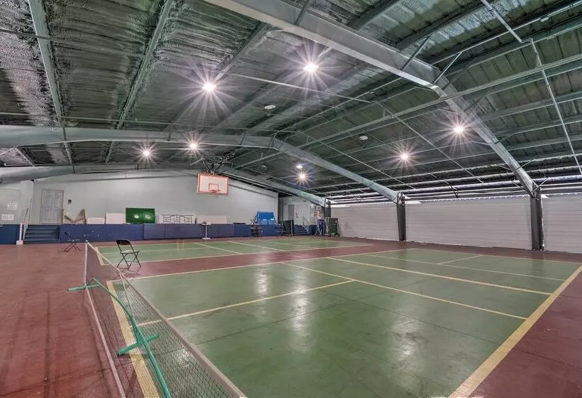 Bright Home: Pool Access & Screened In Porch!