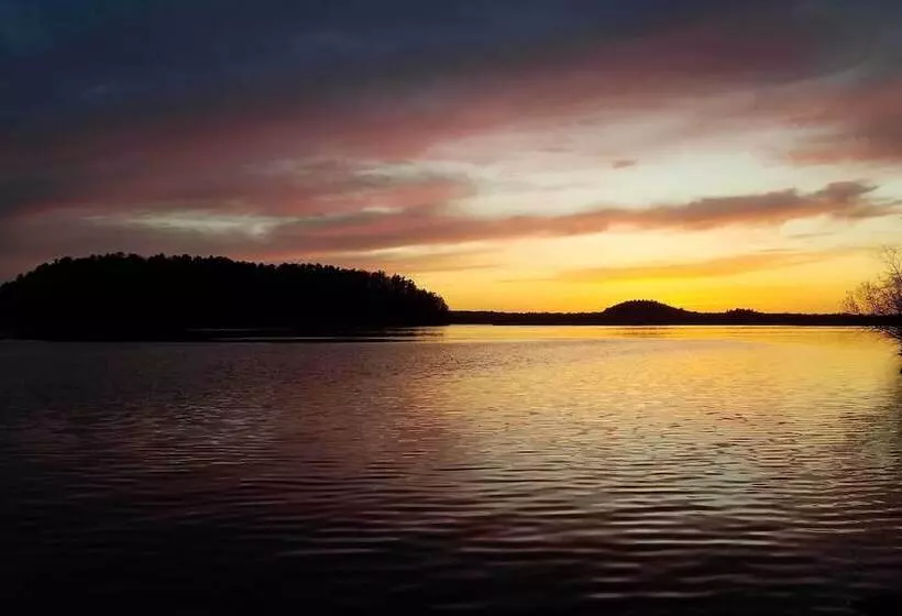 Cabin W/ Kayaks Situated On The Wisconsin River!