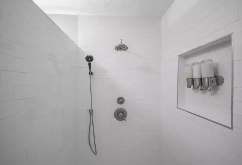 Carolina Lakes Family Home W/ Pool, Kayaks & Dock!