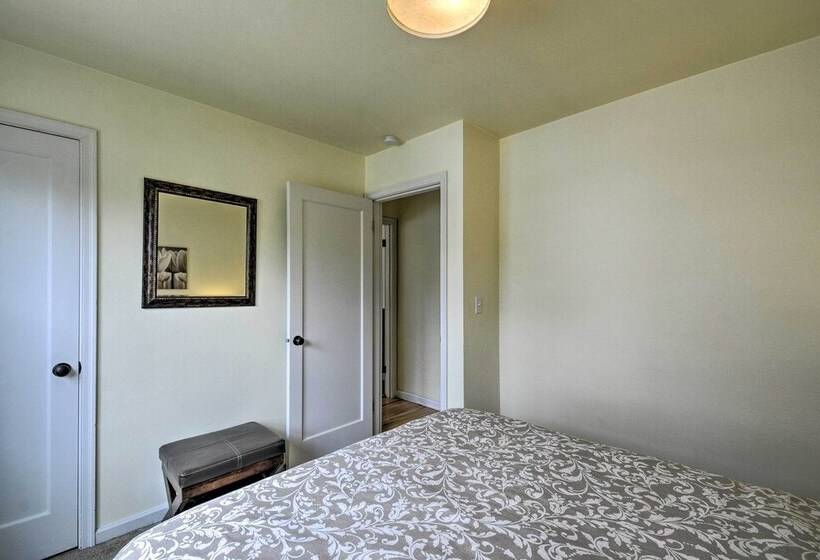 Cozy Tacoma Home: Close To Beaches & Boating!